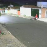 FURTO DE MOTOCICLETA NO JARDIM MARIANA É REGISTRADO POR CÂMERAS E PROPRIETÁRIA PEDE AJUDA PARA LOCALIZÁ-LA